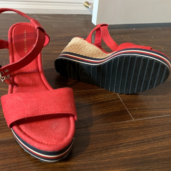 Tommy Hilfiger Adorable Wedges - Picture 2 of 4
